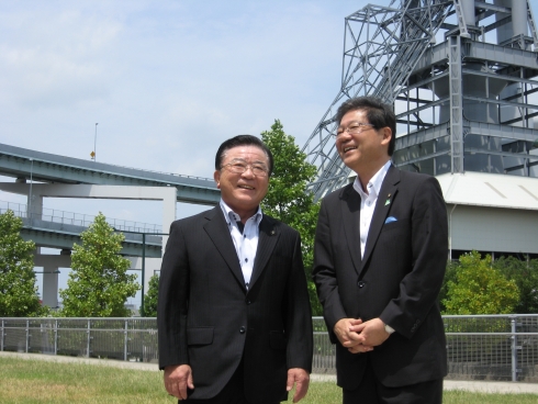 八幡製鐵所東田第一高炉の前で記念撮影をする両市長