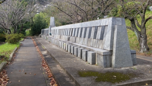 北九州市で共同墓碑と呼んでいるものは、通常の独立したお墓ではなく、横長の大きな墓碑が20区画に分かれており、それぞれに個別に納骨スペースを設けたものです。隣同士とくっついているため共同墓碑という呼び方をしています。銘板を使用者のご負担で用意していただきます。