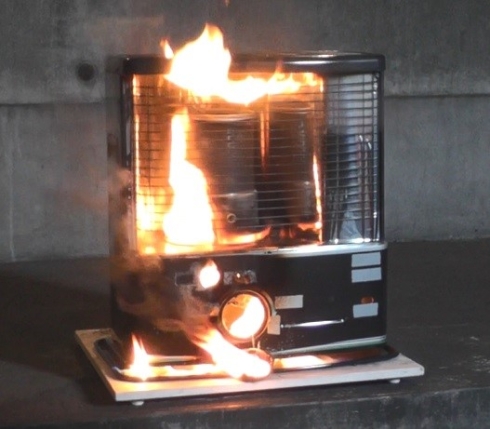消防局予防課火災調査係が行った燃焼実験の写真