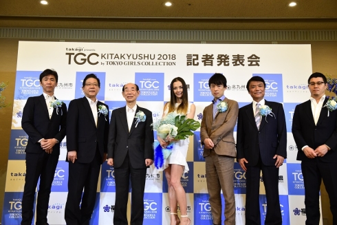 ゲスト、登壇者の写真(左から)髙城英一郎(株式会社タカギ 代表取締役社長)、北橋健治(北九州市長)、髙城寿雄(株式会社タカギ 代表取締役会長)、土屋アンナ(ゲスト)、村上範義(東京ガールズコレクション実行委員会 実行委員長・株式会社 W TOKYO 代表取締役社長)、小川洋(福岡県知事)、佐藤竜司(元・北九州市まち・ひと・しごと創生有識者会議構成員・i6 コンサルティンググループ株式会社 代表取締役社長)