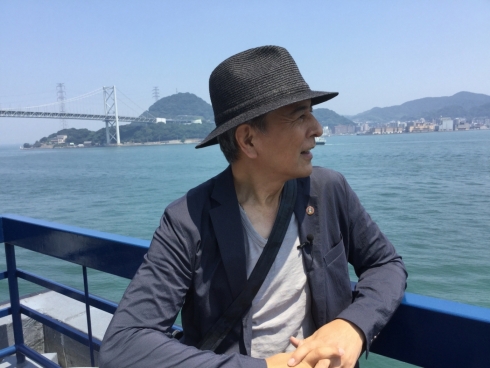 関門海峡と榎木孝明さんの写真