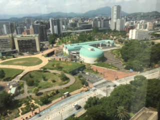 市庁舎展望室からの眺め(勝山公園、中央図書館方面)の写真