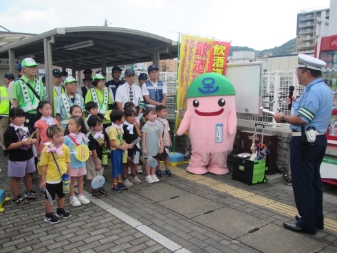 写真：門司区交通安全推進協議会とみなと保育所のみなさん、じーも