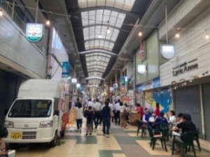 ほこみち制度を活用した賑わいの様子(門司区栄町銀天街)