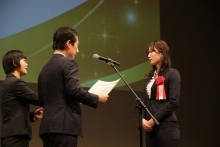 スポーツ大賞の表彰状を代表受領する沼口選手