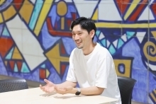 仕事仲間について話す村上さん