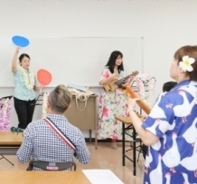 ウクレレを弾いている様子