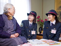 「お年寄りに喜んでもらえるのがうれしいです」と語る木村美保さん(写真中央)と濱田由美子さん(写真右)写真