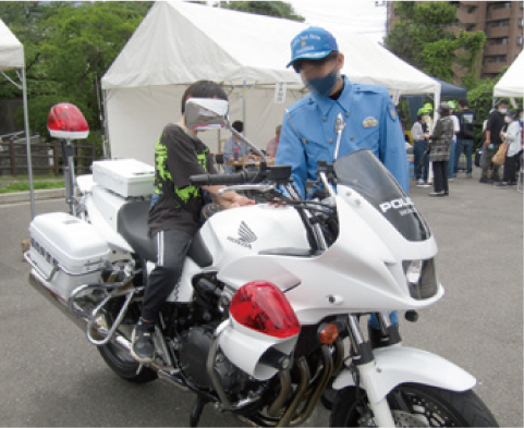 とばた菖蒲（しょうぶ）まつりの消防車やパトカーなど