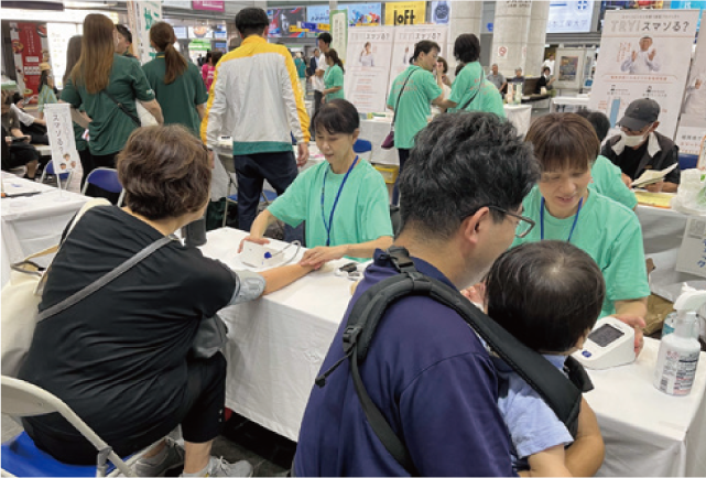 血圧・血管年齢の測定の様子