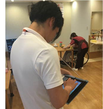 分析中のスタッフの写真