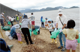 カブトガニ産卵観察会と清掃の写真
