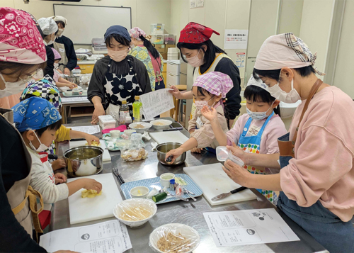 親子でもぐもぐクッキングの様子