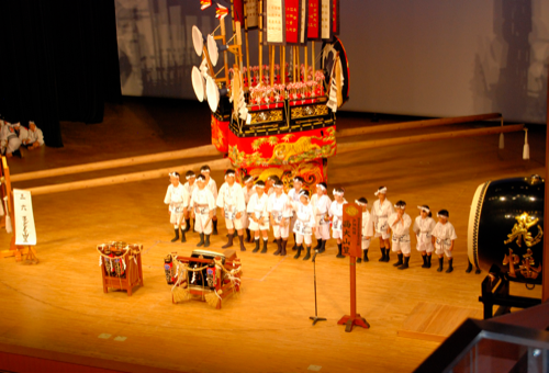 戸畑祇園ばやし研究競演会の様子