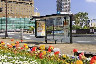 広告付バス停の写真