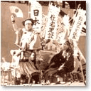 写真：昭和30年、桃太郎姿で得意のポーズをとる 柳田桃太郎市長