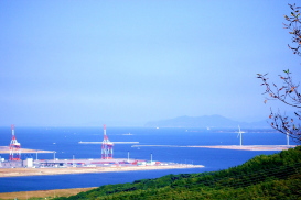 コンテナターミナルと風車