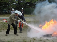 消火器での消火器訓練をしている写真