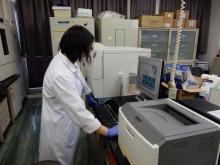 写真：細菌自動同定装置を用いた病原菌検査の様子