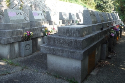 藤ノ木霊園の一部の共同墓碑は、石を上に置くタイプがあります。上に置く棹石と納骨室の蓋石を使用者のご負担で用意していただきます。