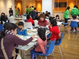 子ども食堂「くれかきっちん」の食事風景の写真