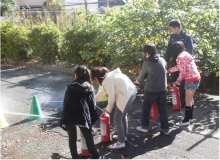 児童が水消火器を使っている写真