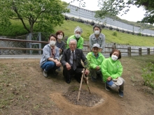 記念植樹に参加された藤松中央公園愛護会の皆さんの写真
