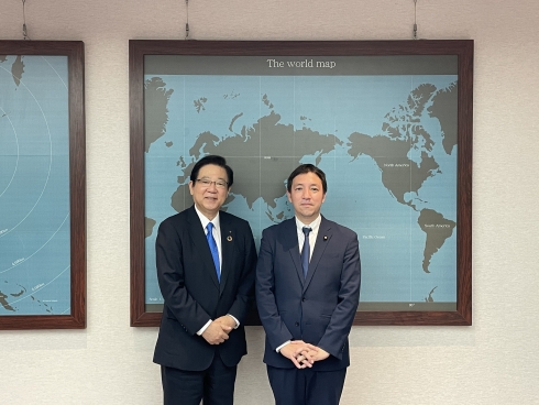 鳩山総務大臣政務官と北九州市長の写真