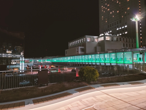 新幹線口「動く歩道」のライトアップと改修した「ベンチ」の写真
