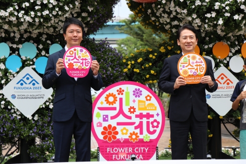 高島市長と一人一花運動スタート発表の様子