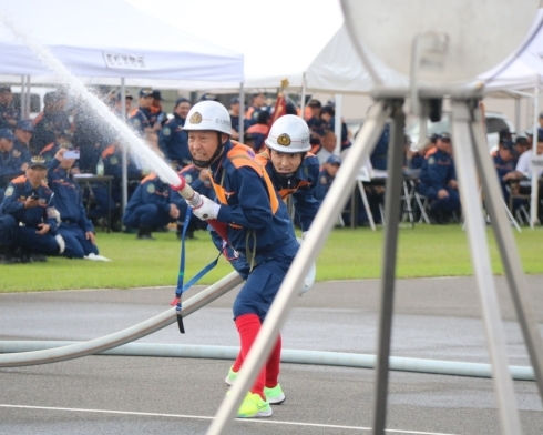 放水している消防団員の写真