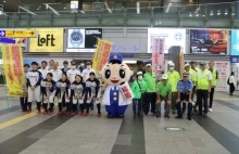 JR小倉駅での街頭啓発運動の様子