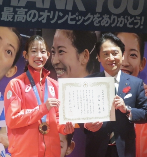 松山奈未選手(パリ2024 オリンピックバドミントン代表) 市長表敬のようす