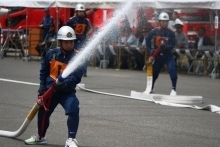 消防団員が放水している写真