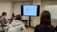 背景と与件を学ぶ様子