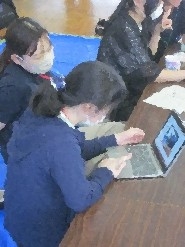 ワラビー体験2日目の様子（アルバムづくり）
