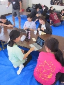 ワラビー体験2日目の様子（アルバムづくり）