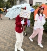 「ごみのポイ捨てはやめましょう」のプラカードを持ったキティちゃんのコスプレ写真