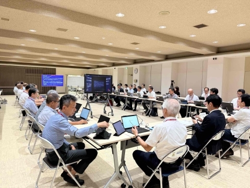 有識者による「AI勉強会」に市長・幹部職員が参加している写真