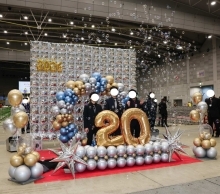 バルーンゲートで写真撮影をする参加者