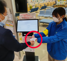 受付番号を発券している様子