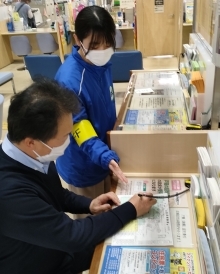 申請書に記入いただいている様子