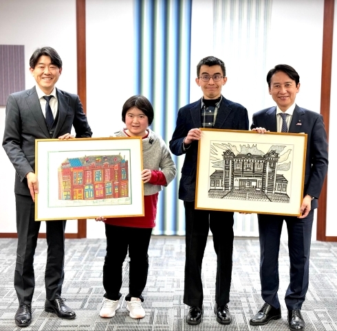 「NUKUMORI PLUS アートプロジェクト」ホテル代表者と障害のあるクリエイターによる市長表敬　の様子