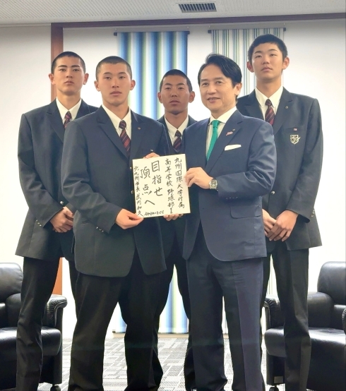 九州国際大学付属高校から市長への選抜高校野球大会出場報告　の様子