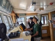 体験航海の時の操縦体験の様子