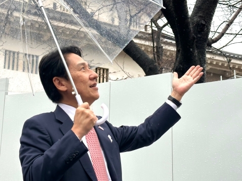 【桜の開花】市長が開花を発表している写真