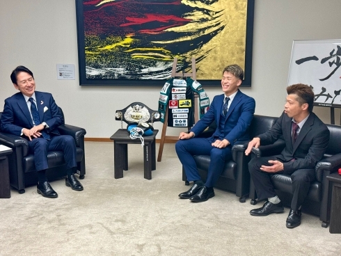 日本フェザー級王者から市長への王座獲得報告　の様子