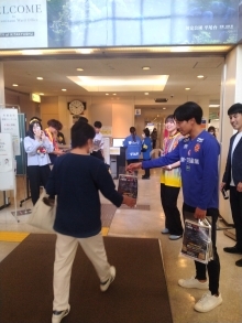 星選手が啓発活動をする写真