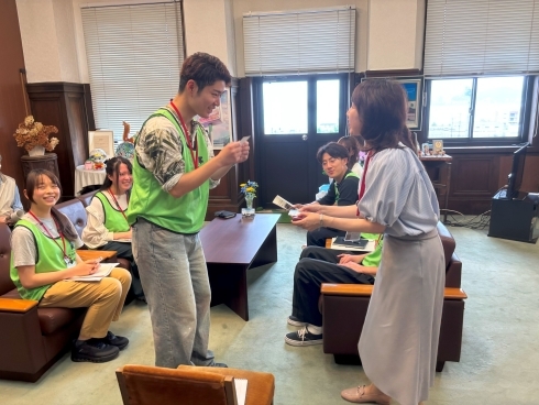 名刺交換の様子