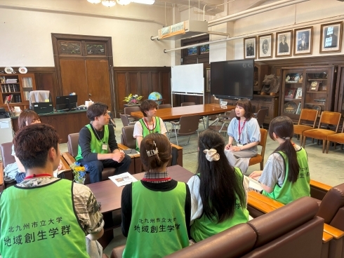 学生と会議をしている様子